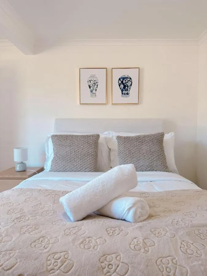 Comfy Unit Near Garden City Westfield Street Parking Brisbane