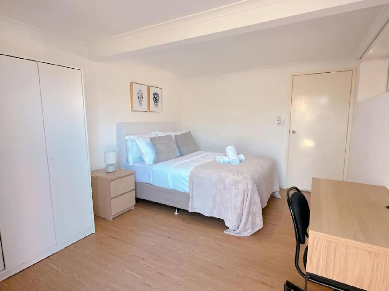 Comfy Unit Near Garden City Westfield Street Parking Brisbane Australia